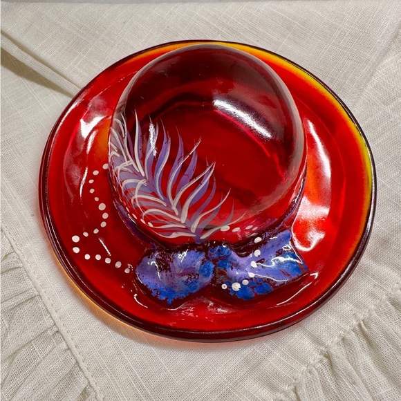 FENTON, HAND-PAINTED RED GLASS HAT WITH A PURPLE FEATHER & BOW. - Picture 12 of 15